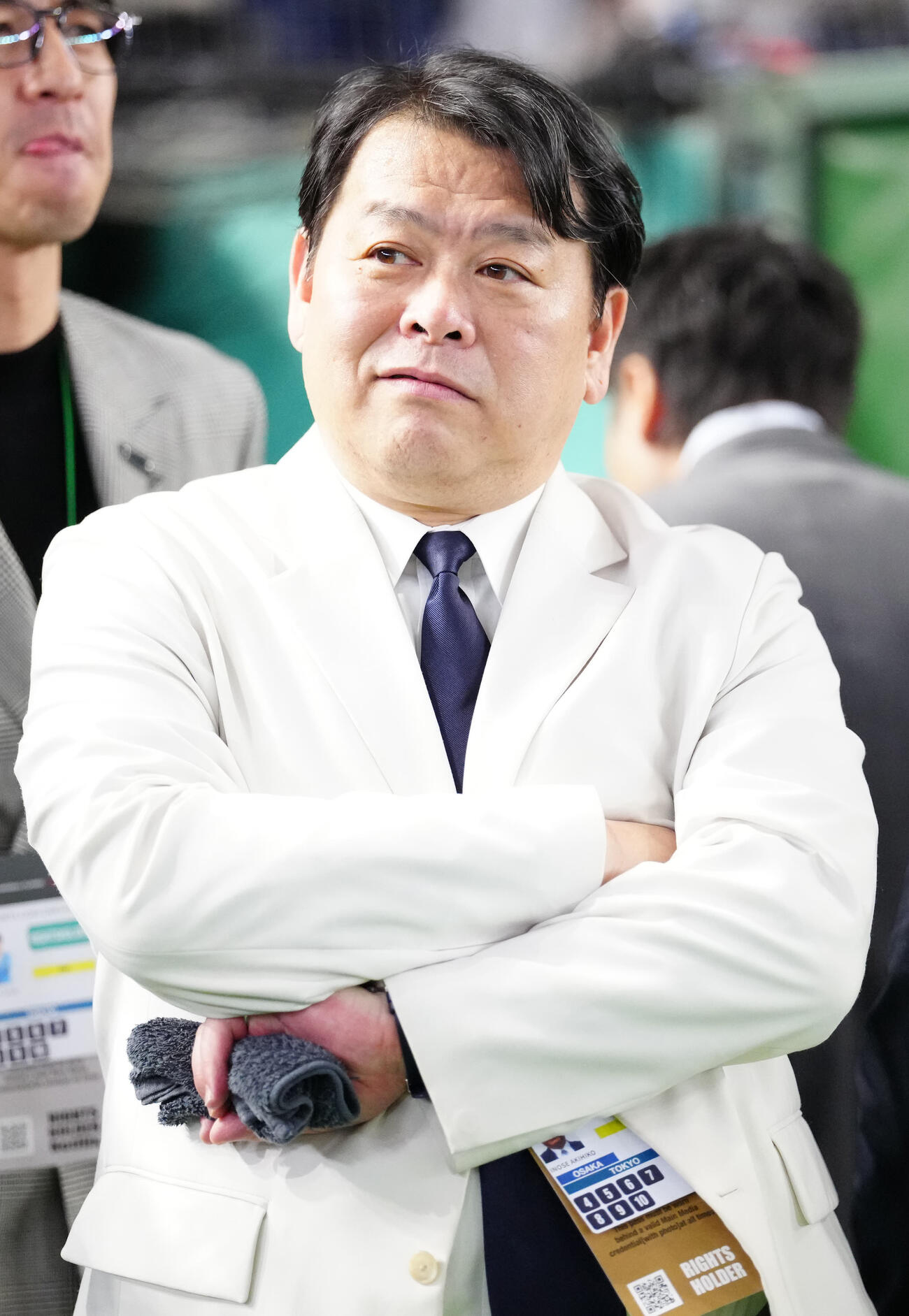 日本対チェコ　試合前練習を見つめるAKI猪瀬氏（撮影・江口和貴）