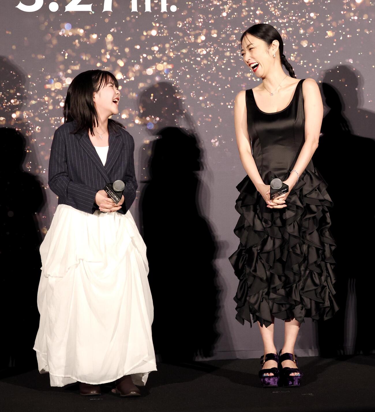 映画「えんとつ町のプペル～約束の時計台～」ジャパンプレミアで笑顔を見せる永瀬ゆずな（左）とMEGUMI（撮影・宮地輝）
