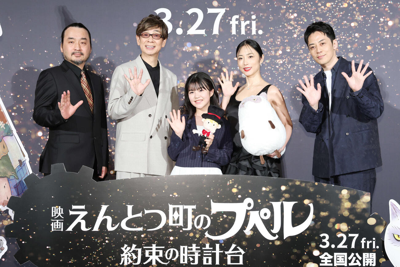 映画「えんとつ町のプペル～約束の時計台～」ジャパンプレミアでフォトセッションに納まる、左から廣田裕介監督、山寺宏一、永瀬ゆずな、MEGUMI、西野亮廣（撮影・宮地輝）