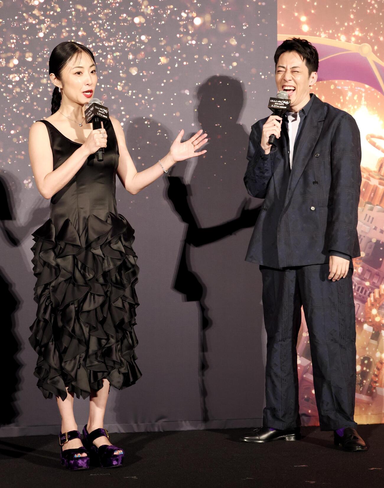 映画「えんとつ町のプペル～約束の時計台～」ジャパンプレミアで笑顔を見せるMEGUMI（左）と西野亮廣（撮影・宮地輝）