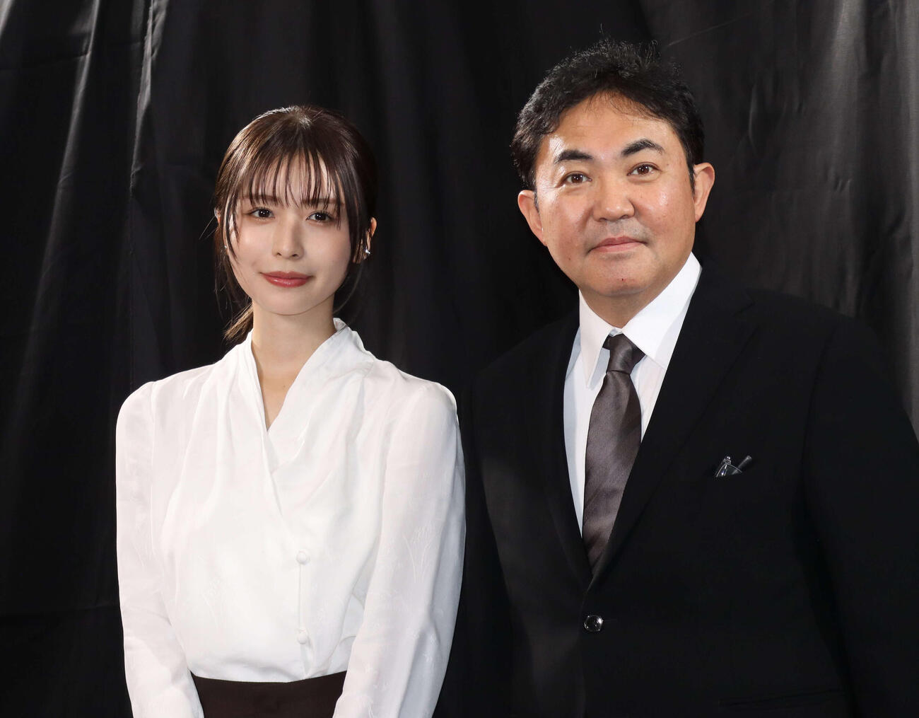 海老名香葉子さんの体験を語る朗読劇「東京の空」に出演する長濱ねる（左）、香葉子さんの次男林家三平