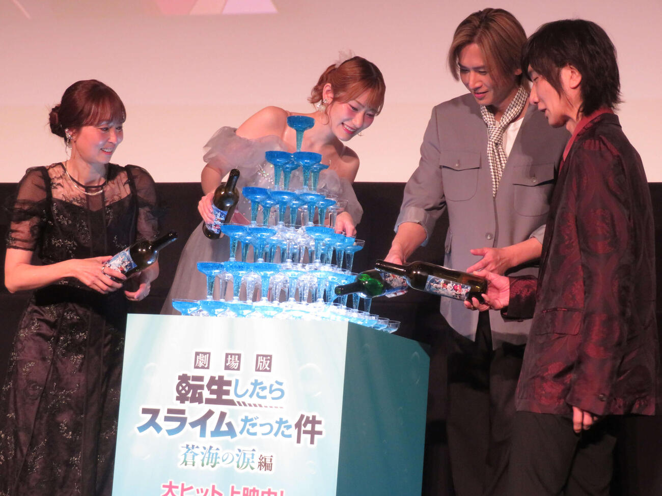 シャンパンタワーを楽しむ、左から豊口めぐみ、岡咲美保、堂本光一、前野智昭