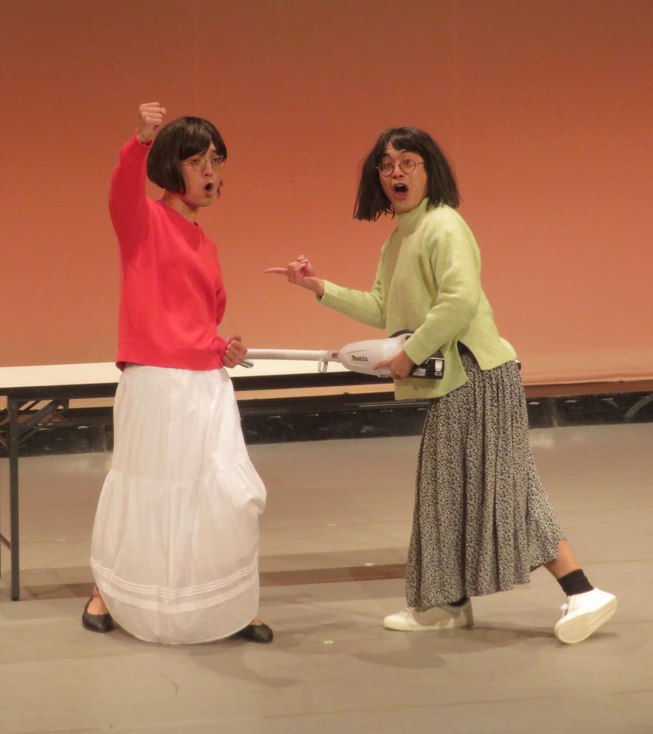 単独ライブ「オトコハツライヨ」のコントでカリスマ主婦を演じる仮屋そうめん（左）と榎本淳（撮影・川田和博）