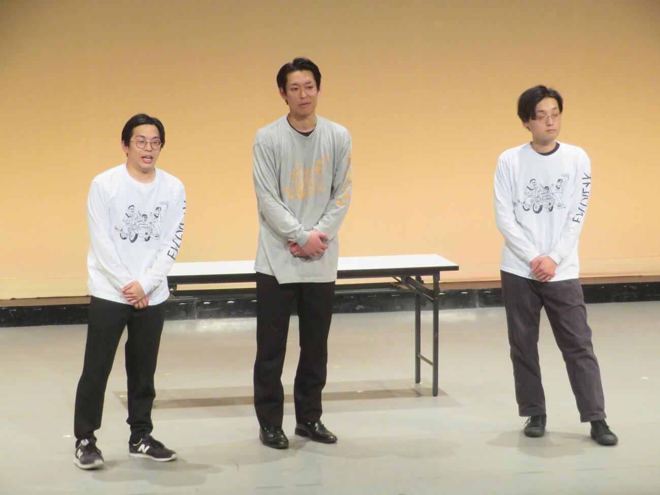 単独ライブ「オトコハツライヨ」初日公演のエンディングトークを行う青色1号。左から榎本淳、カミムラ、仮屋そうめん（撮影・川田和博）