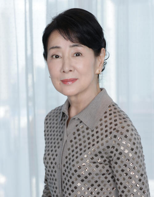 優しい表情でレンズを見つめる吉永小百合