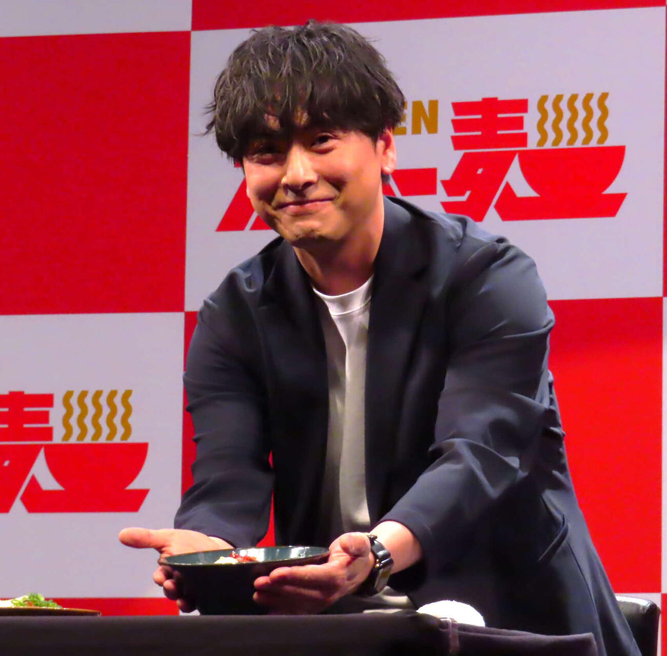 「スーパー麺」新アンバサダー就任発表会に出席した山下健二郎