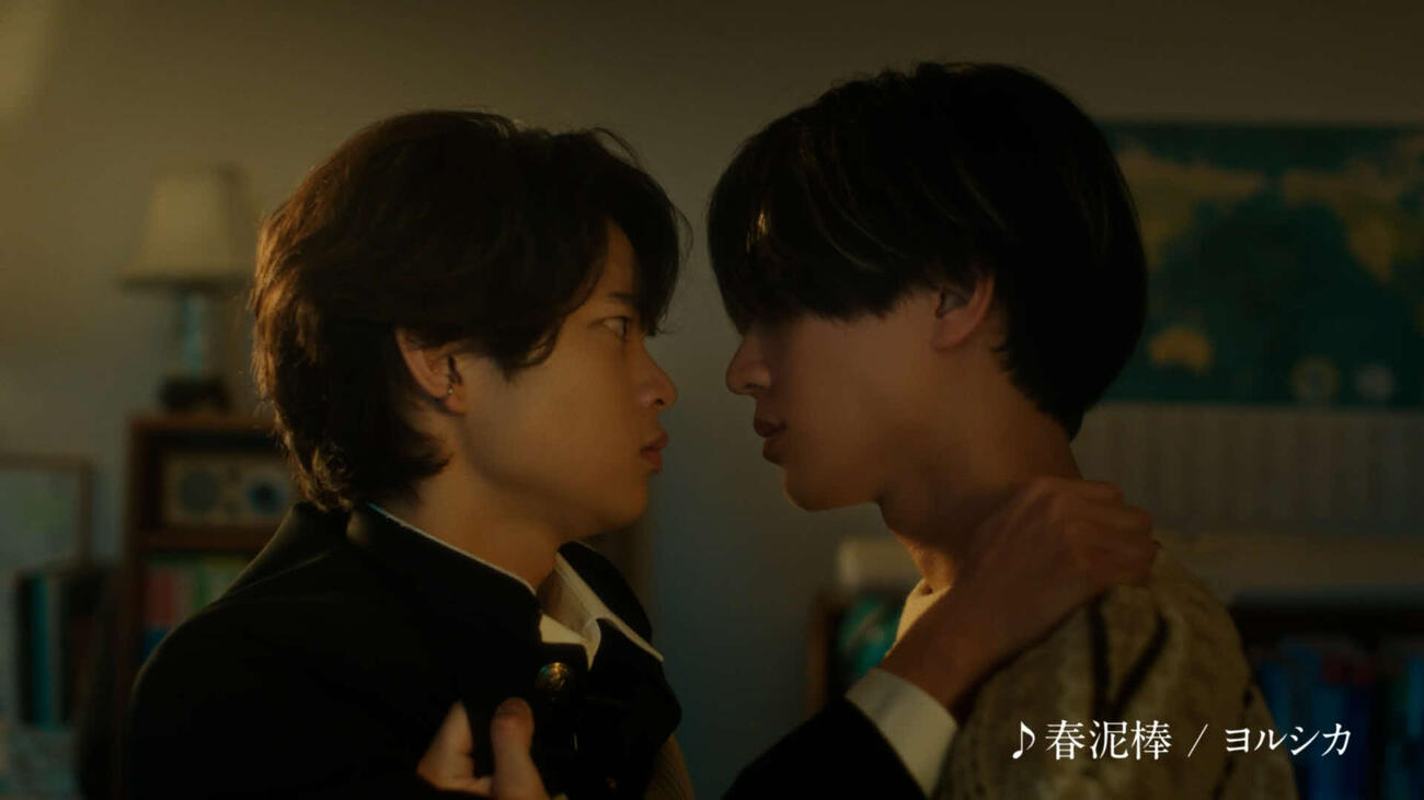 ユニバーサルミュージック「＃春うたベスト50」キャンペーンの新CMで共演する黒川想矢と永瀬廉（右）