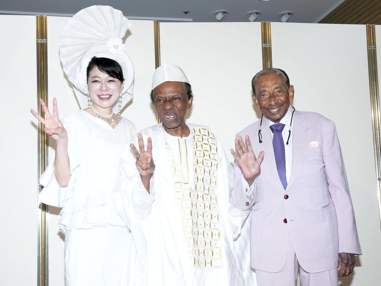 77歳の誕生日を迎え記念撮影に納まる、オスマン・サンコン（中央）、妻で歌手の北山みつき（左）ウィッキーさん（撮影・たえ見朱実）