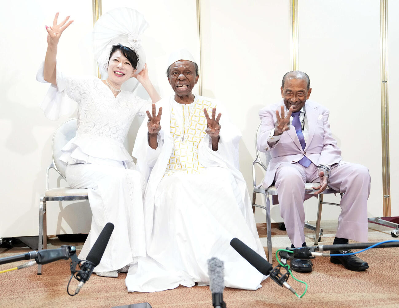 囲み取材で笑顔を見せるオスマン・サンコン（中央）。左から妻で歌手の北山みつき、1人おいてウィッキーさん（撮影・たえ見朱実）