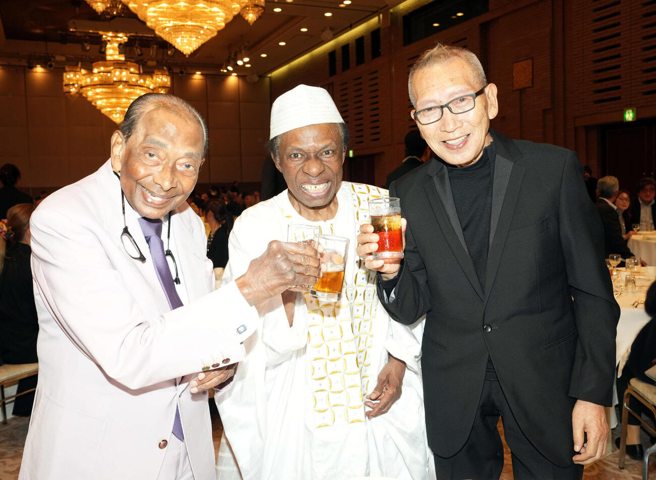 オスマン・サンコン（中央）の喜寿祝いに駆けつけ乾杯するウィッキーさん（左）、ビートきよし（撮影・たえ見朱実）