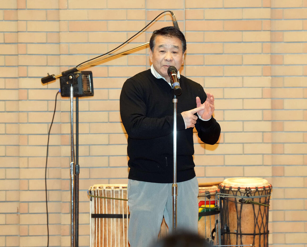 オスマン・サンコンの喜寿祝いに駆けつけた渡嘉敷勝男さん（撮影・たえ見朱実）