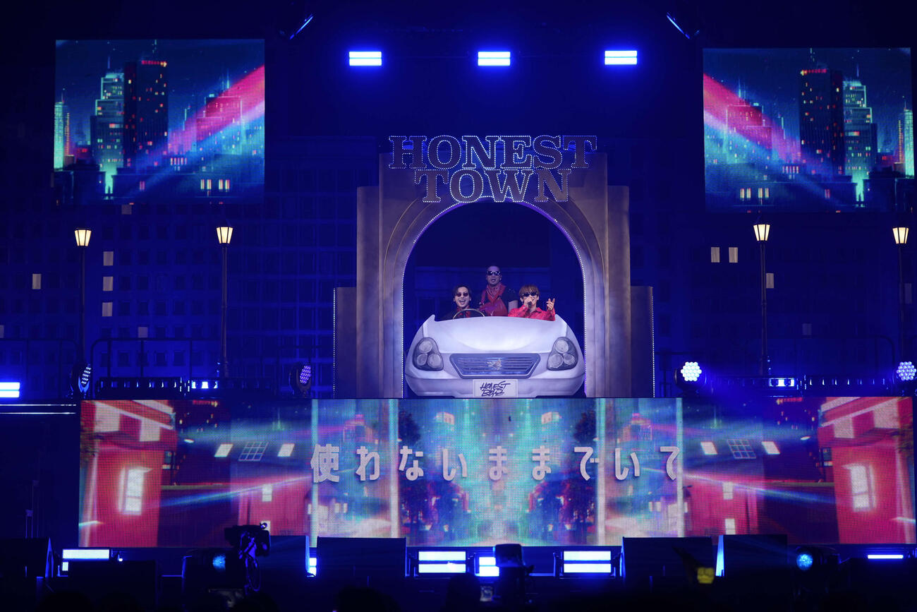 「NAOTO PRESENTS HONEST TOWN 2026」日本武道館公演でパフォーマンスする、左からclaquepot、SWAY、EXILE NAOTO