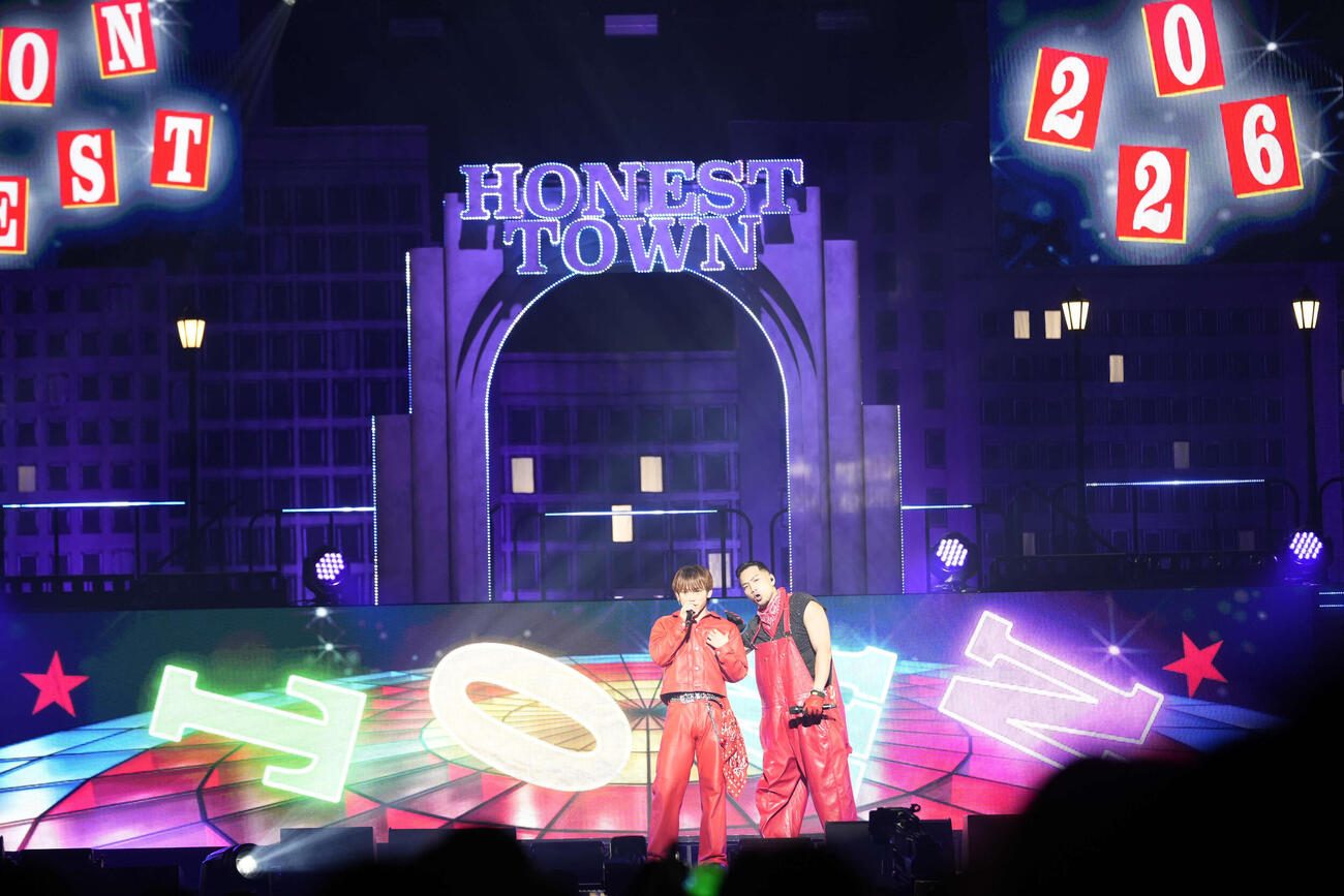 「NAOTO PRESENTS HONEST TOWN 2026」日本武道館公演でパフォーマンスするEXILE NAOTO（左）とSWAY