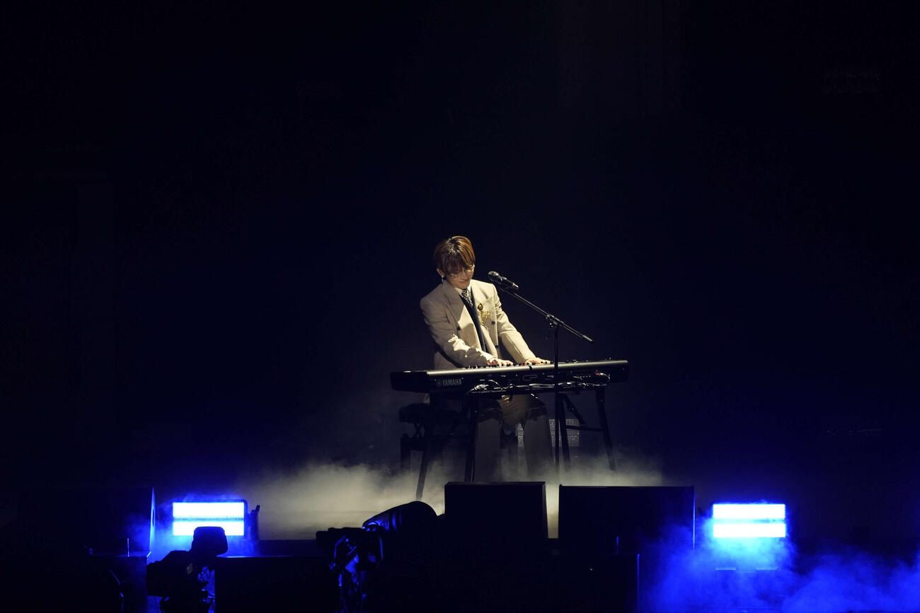 「NAOTO PRESENTS HONEST TOWN 2026」日本武道館公演でピアノを演奏するEXILE NAOTO
