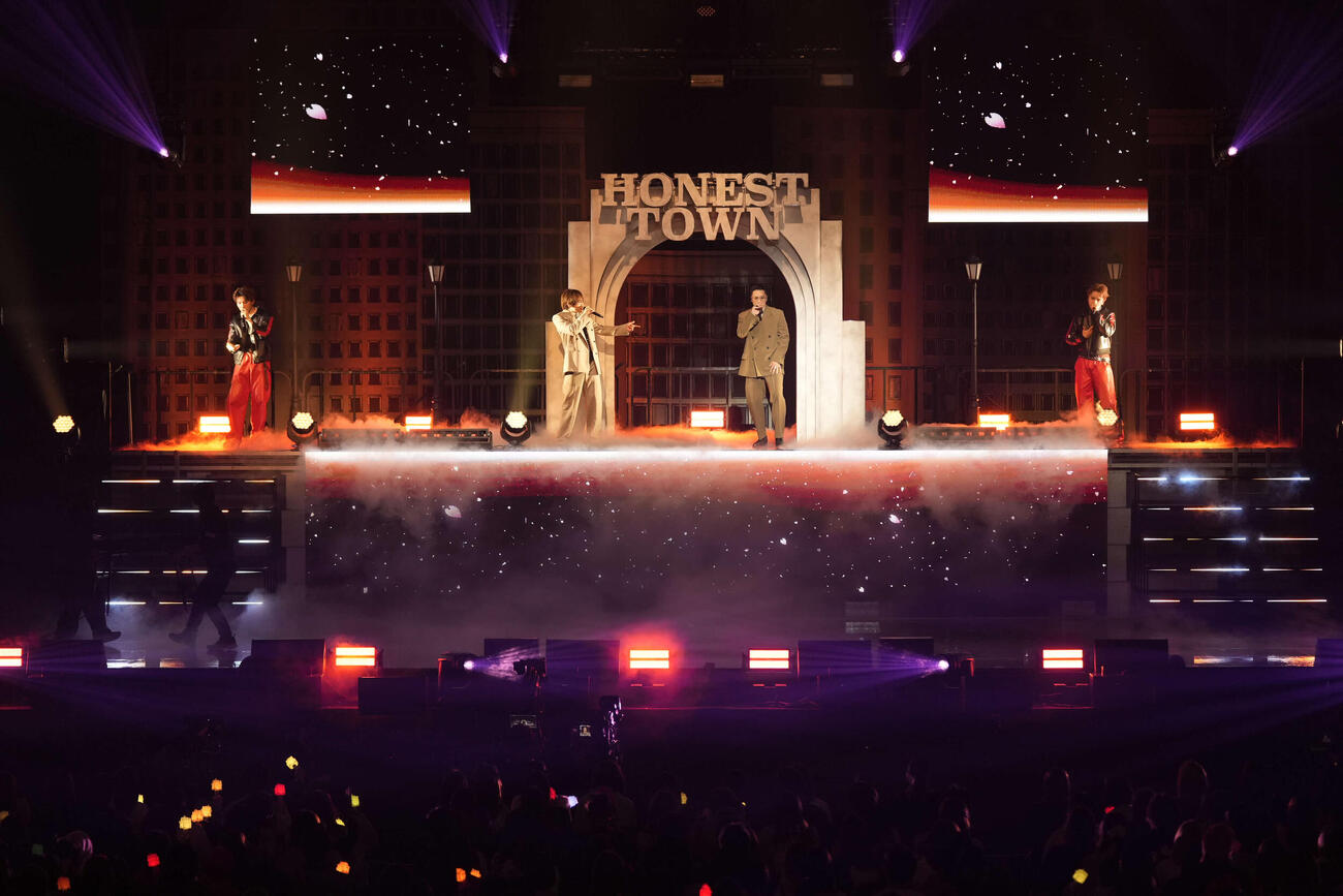 「NAOTO PRESENTS HONEST TOWN 2026」日本武道館公演でパフォーマンスするEXILE NAOTO（中央左）とSWAY（中央右）