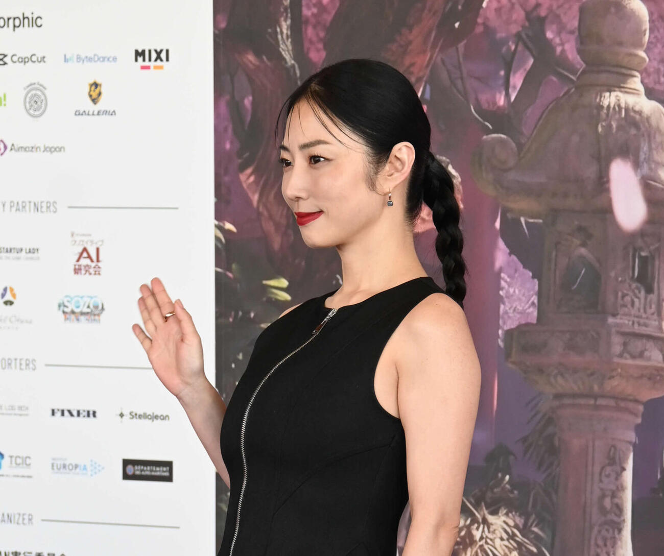 「WORLD AI FILM FESTIVAL（WANTIF9 2026 in KYOTO」のパープルカーペットセレモニーに登場したMEGUMI（撮影・松浦隆司）