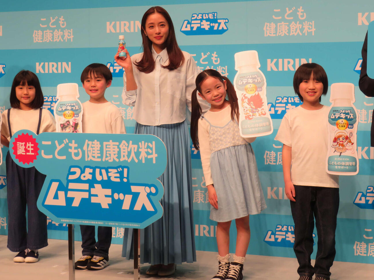 CMで共演した子どもたちに囲まれる石原さとみ