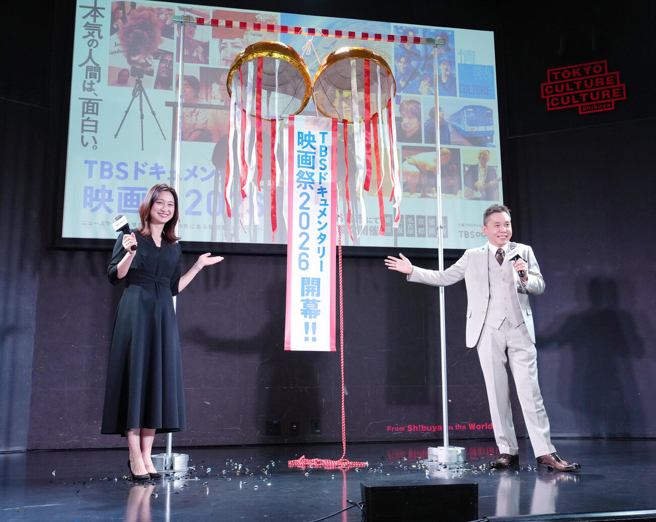 くす玉を割り笑顔を見せる太田光（右）とフリーアナウンサーの小川彩佳氏（撮影・足立雅史）