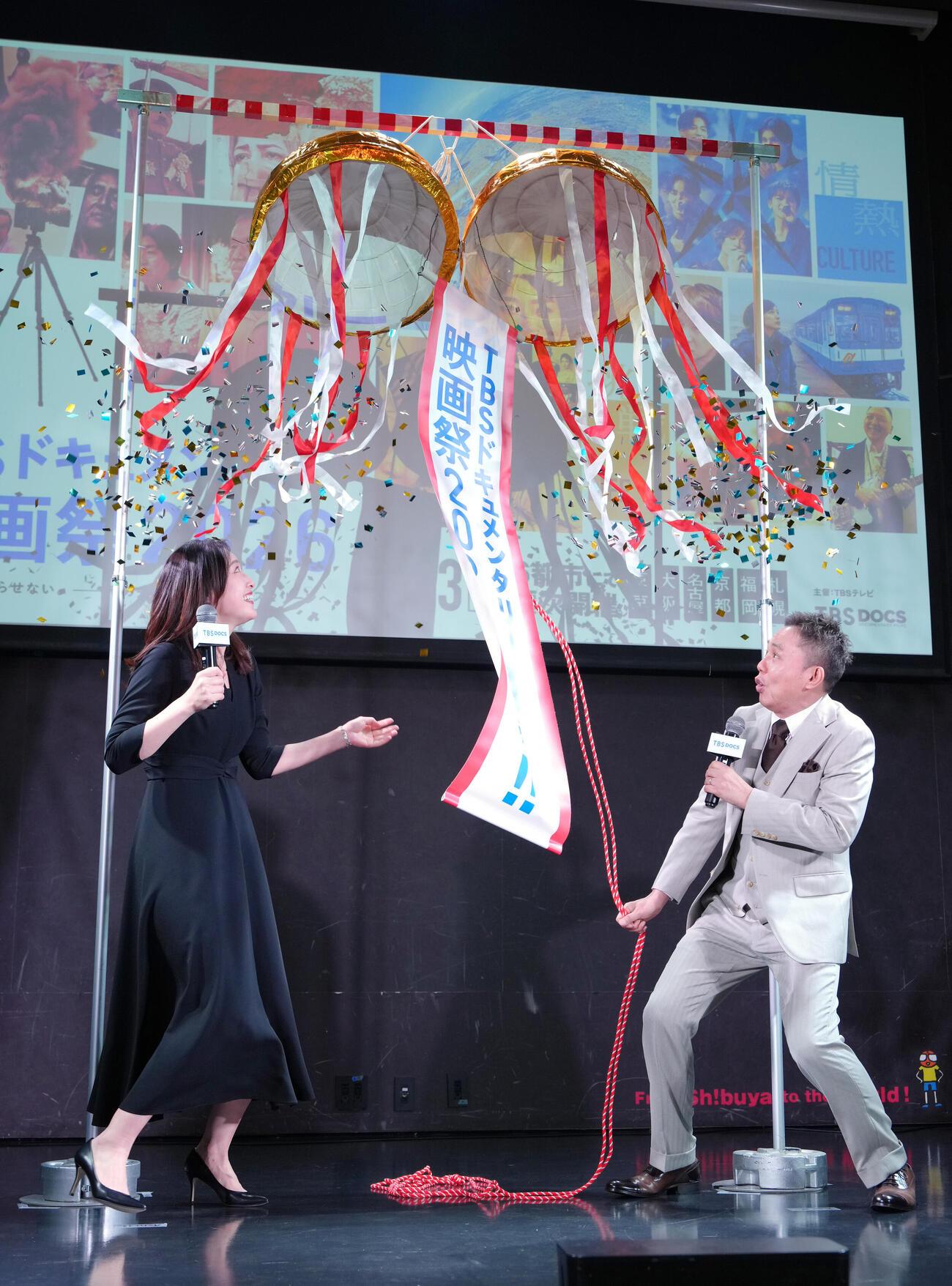 くす玉を割る太田光（右）とフリーアナウンサーの小川彩佳氏（撮影・足立雅史）