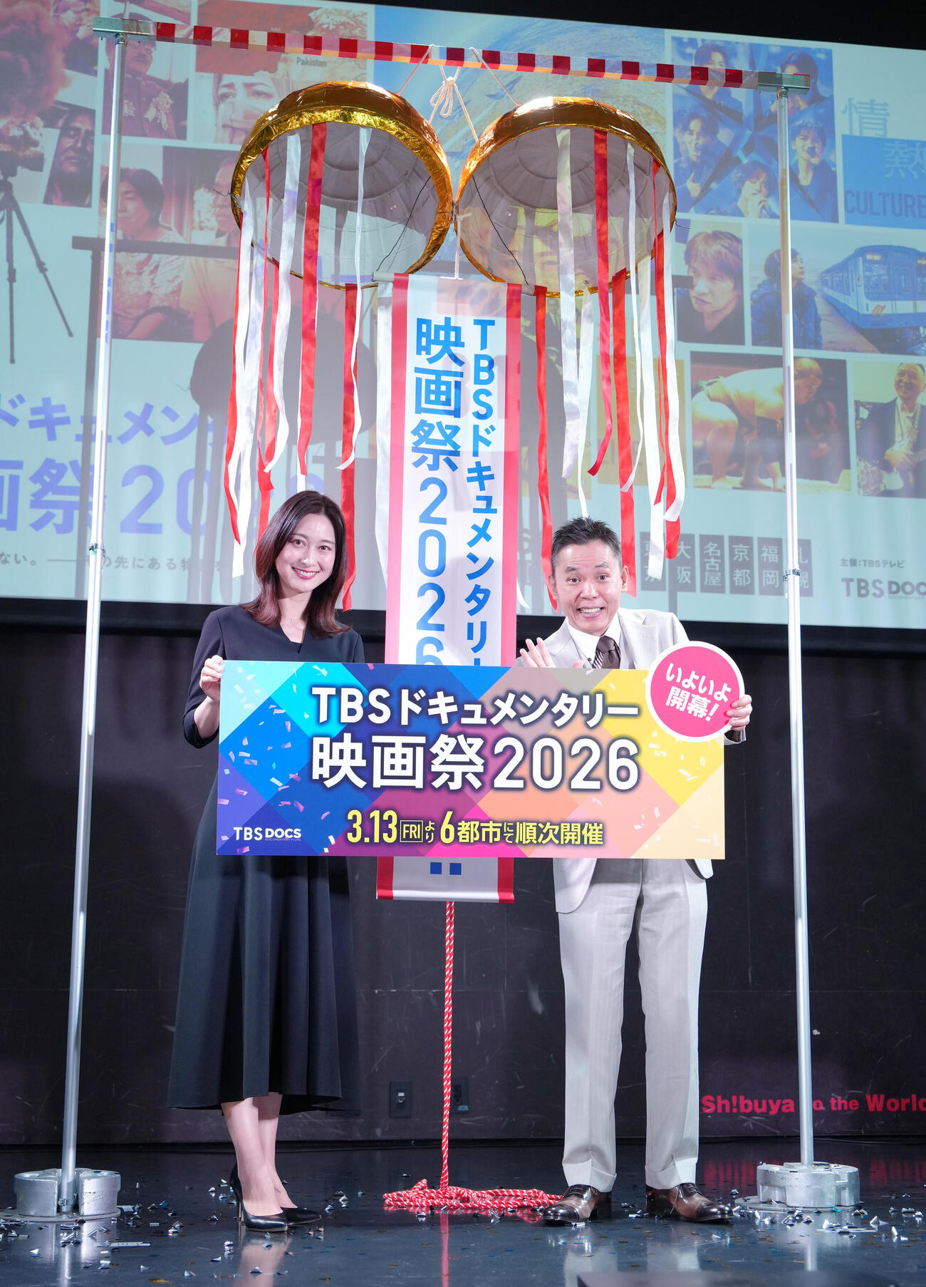 笑顔を見せる太田光（右）とフリーアナウンサーの小川彩佳氏（撮影・足立雅史）