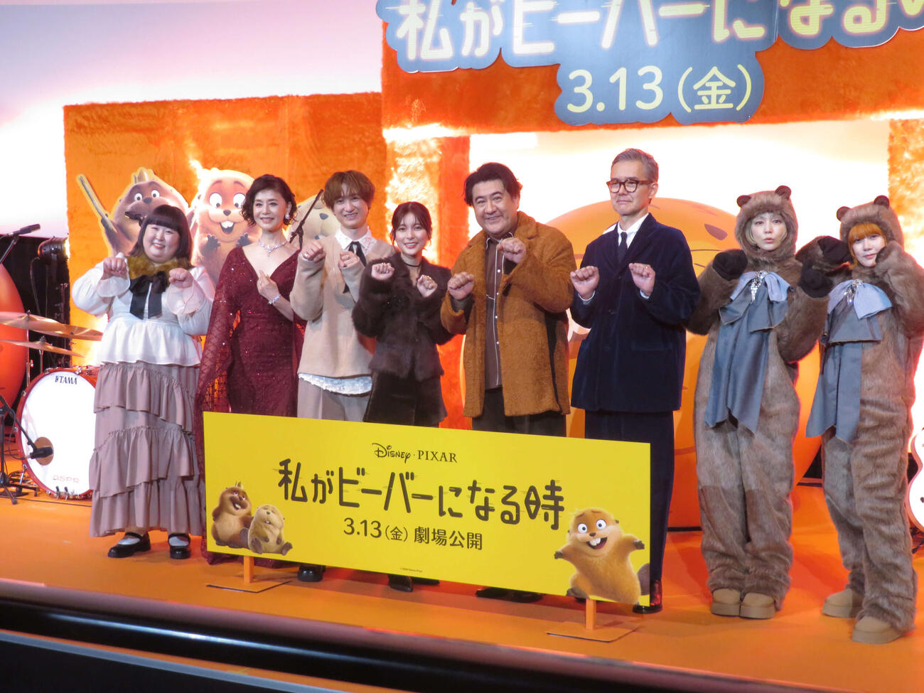 映画「私がビーバーになる時」公開直前イベントに登壇した（左から）かなで、大地真央、宮田俊哉、芳根京子、小手伸也、渡部篤郎、PUFFYのユミ、アミ