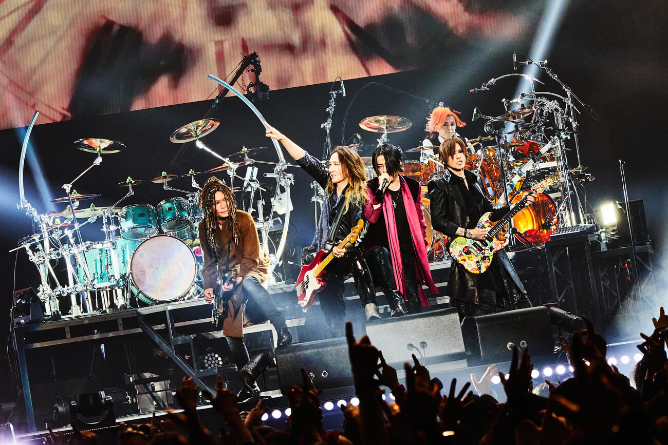 真矢さんの死去後、初のライブを行ったLUNA SEA。左にあるのが真矢さんのドラム