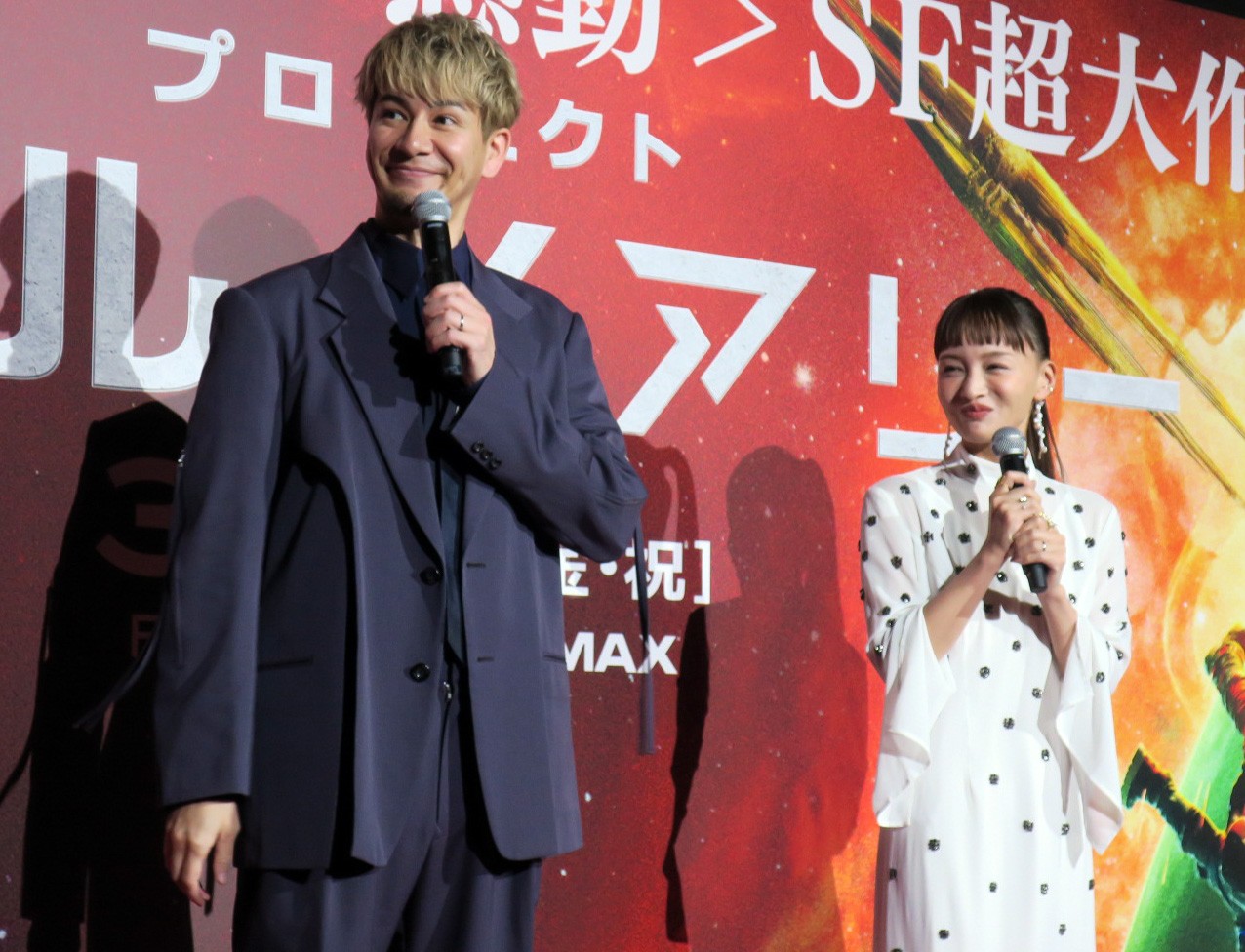映画「プロジェクト・ヘイル・メアリー」ジャパンプレミアに登場したJOY（左）、mai（右）夫妻
