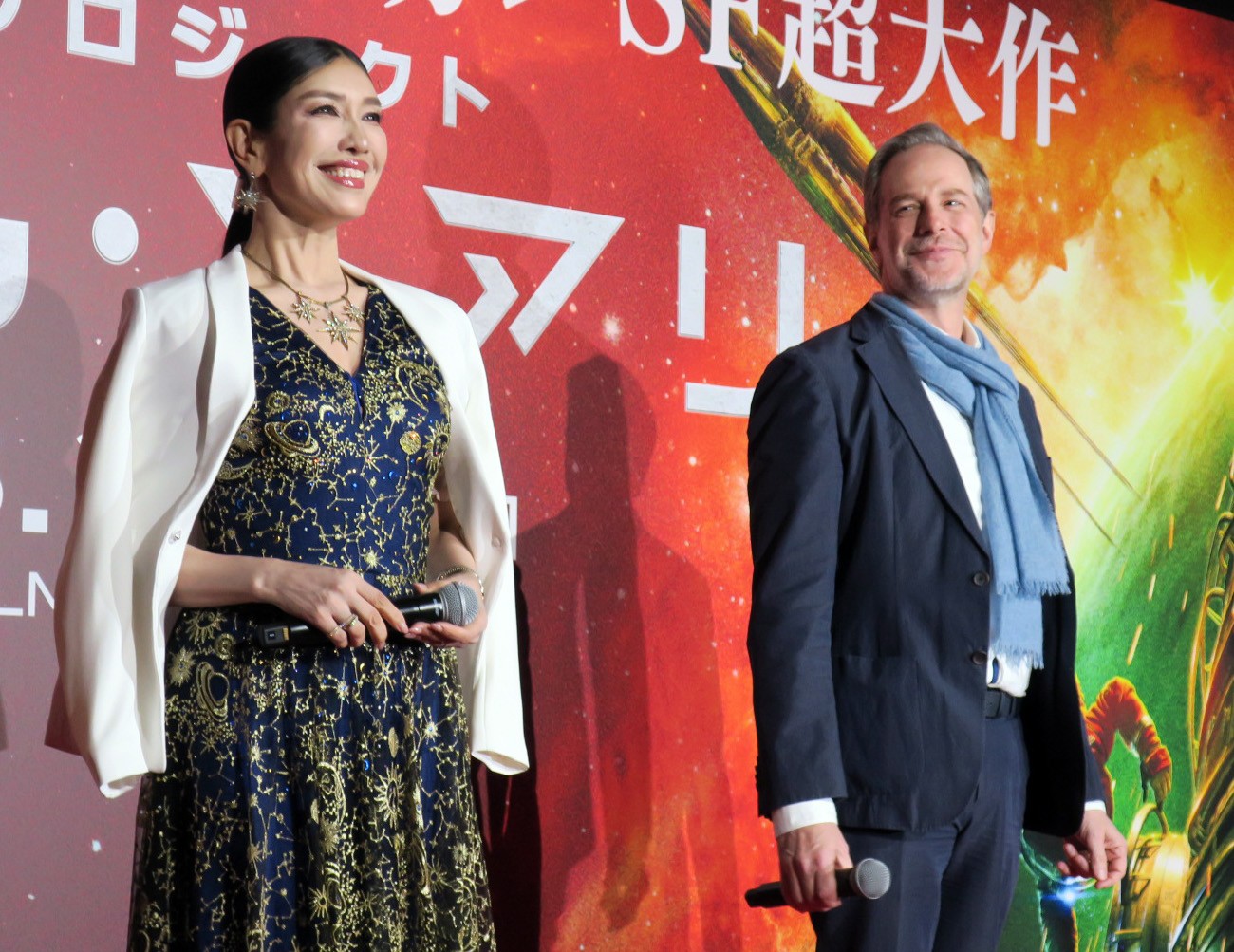 映画「プロジェクト・ヘイル・メアリー」ジャパンプレミアに登場したアンミカ（左）、セオドール・ミラー（右）夫妻
