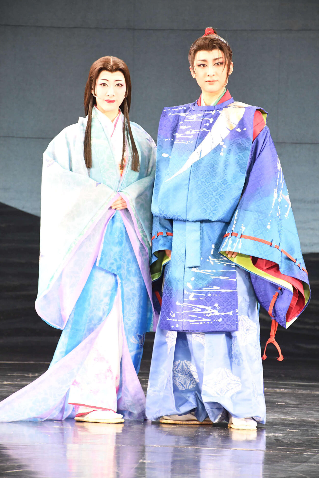 「蒼月抄（そうげつしょう）」新人公演で主演を務めた鏡星珠（右）とヒロインを務めた翠笙芹南（撮影・阪口孝志）