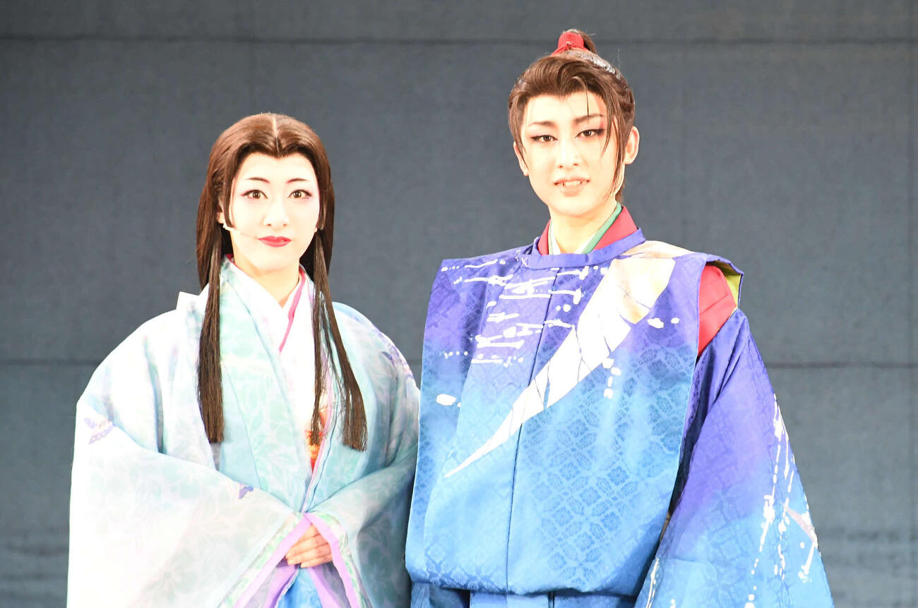 「蒼月抄（そうげつしょう）」新人公演で主演を務めた鏡星珠（右）とヒロインを務めた翠笙芹南（撮影・阪口孝志）