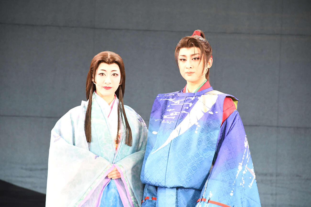 「蒼月抄（そうげつしょう）」新人公演で主演を務めた鏡星珠（右）とヒロインを務めた翠笙芹南（撮影・阪口孝志）