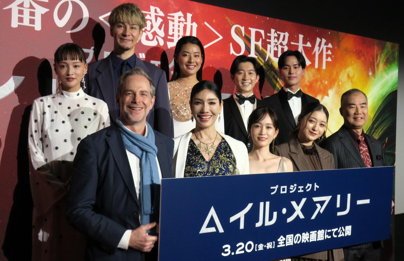 映画「プロジェクト・ヘイル・メアリー」ジャパンプレミアで。前列左から、セオドール・ミラー、アンミカ、前田敦子、池田美優、野口聡一氏、後列左から、mai、JOY、すみれ、ダイ、シュン