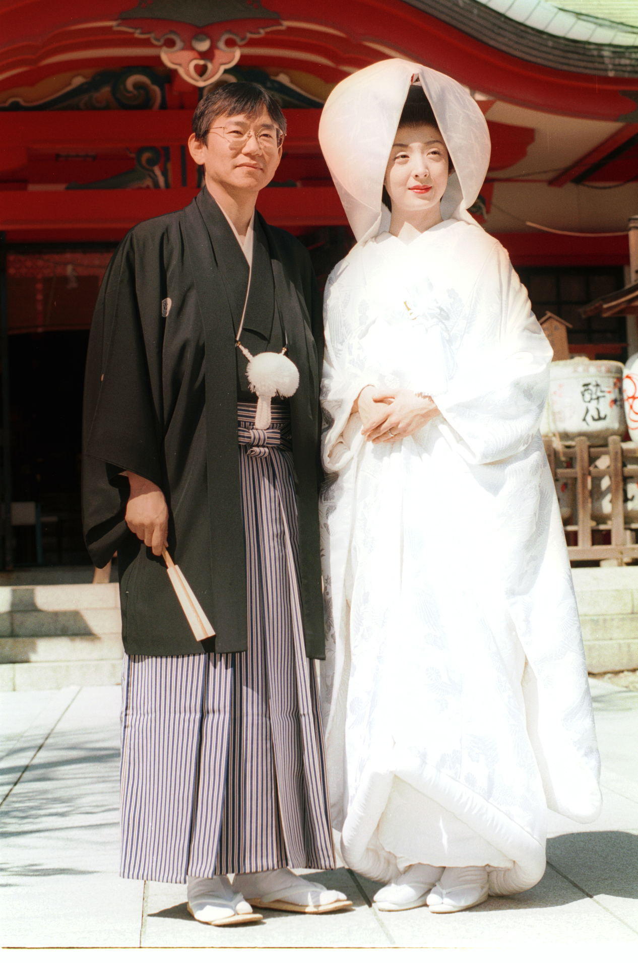 東京・市谷の亀ケ岡八幡宮で挙式した周防正行監督（左）と草刈民代（1996年3月撮影）
