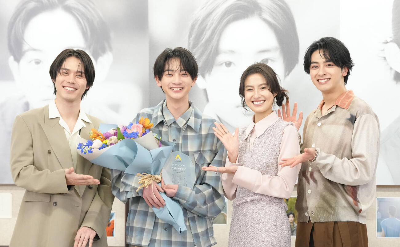 グランプリの大友隆佑さん（中央左）を祝福する、左から細田佳央太、1人おいて恒松祐里、新原泰佑（撮影・足立雅史）