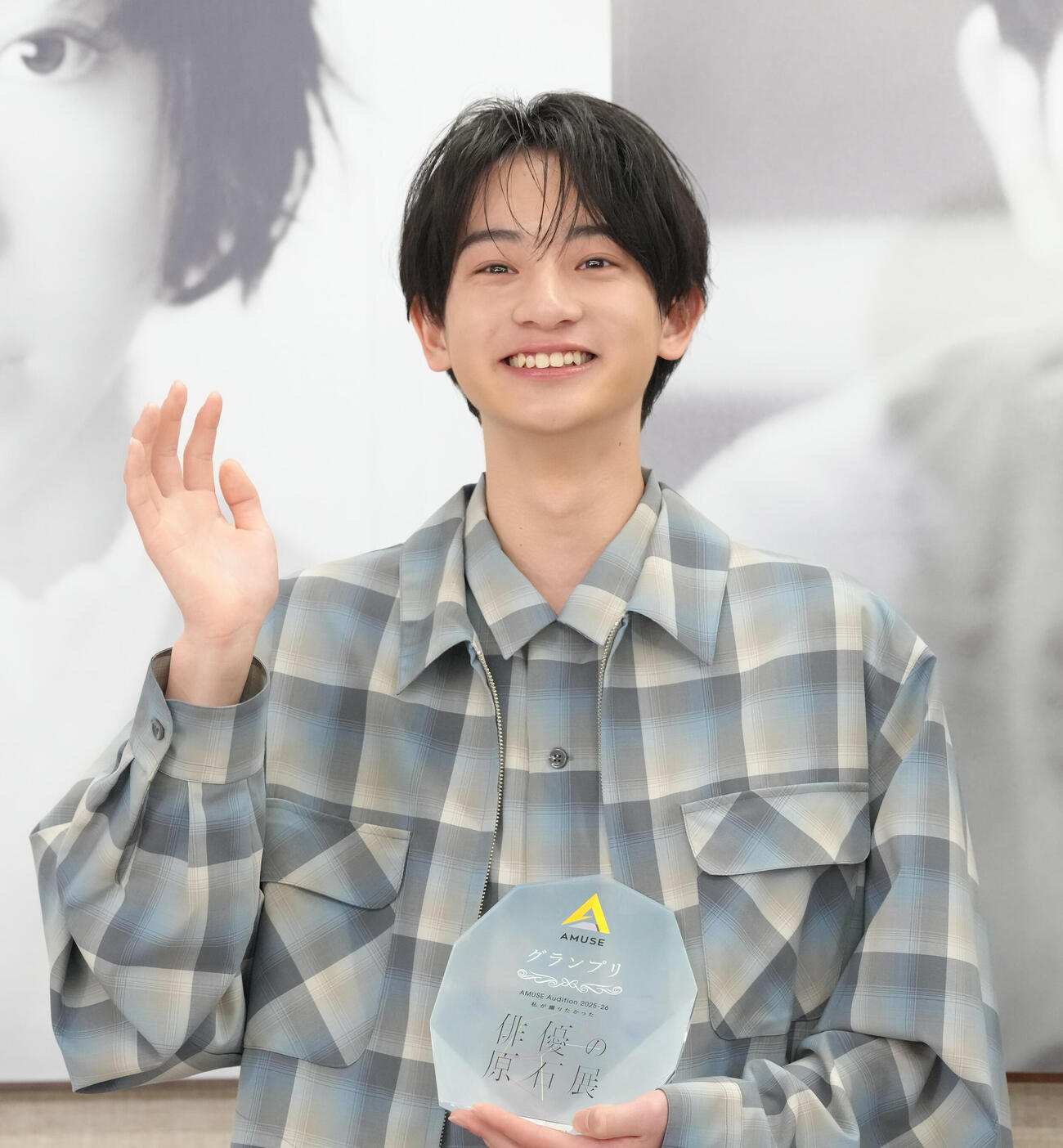 グランプリを受賞し、笑顔を見せる大友隆佑さん（撮影・足立雅史）