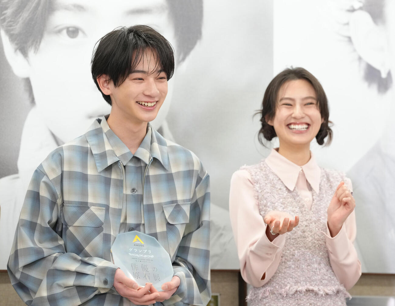グランプリの大友隆佑さん（左）の印象を語る恒松祐里（撮影・足立雅史）