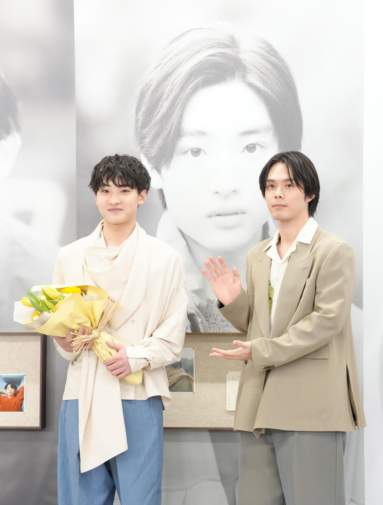 準グランプリの菊地颯一郎さん（左）は細田佳央太から花束を受け取り笑顔（撮影・足立雅史）