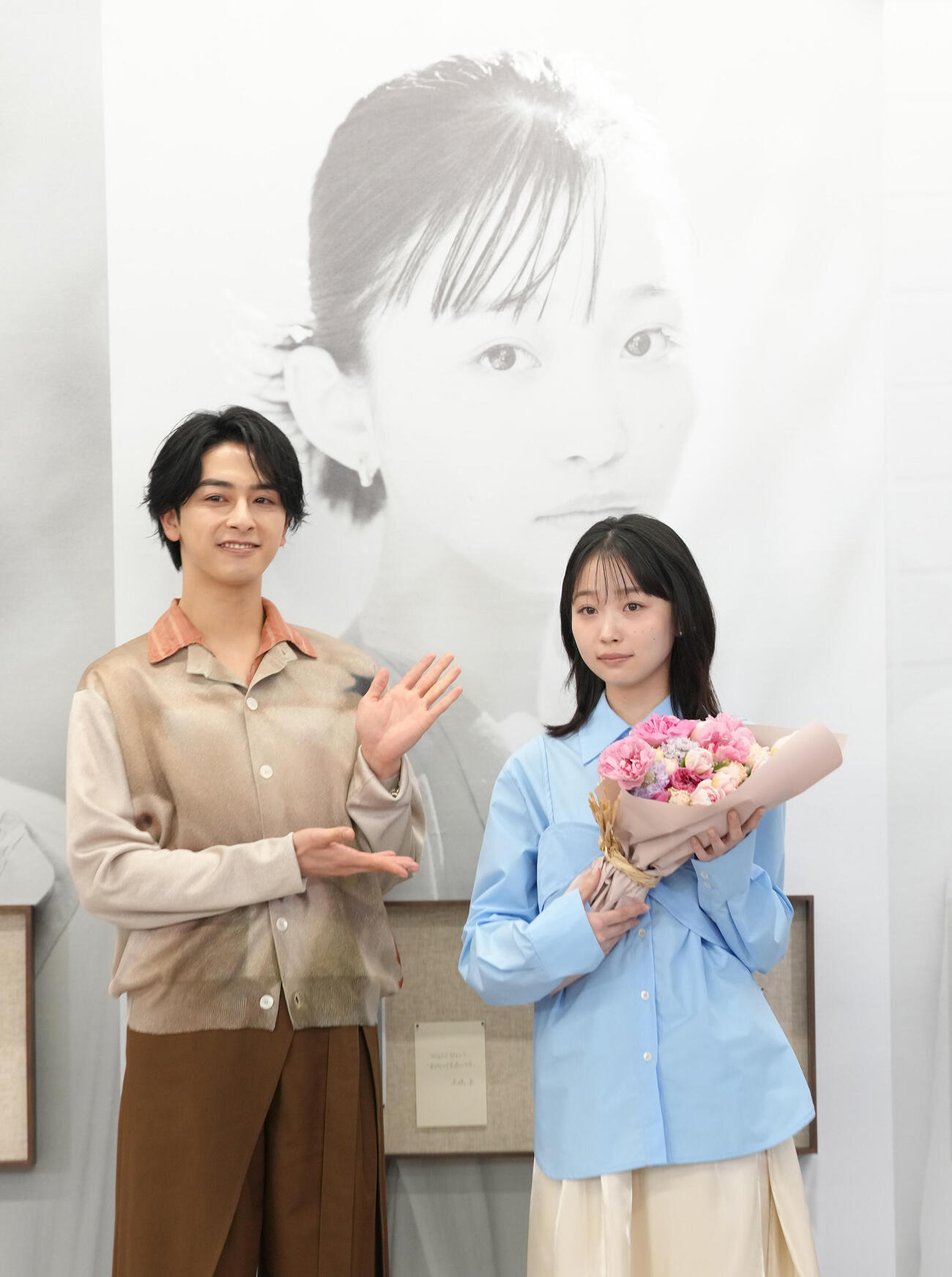 審査員特別賞の髙橋泉さん（右）は新原泰佑から花束を受け取る（撮影・足立雅史）