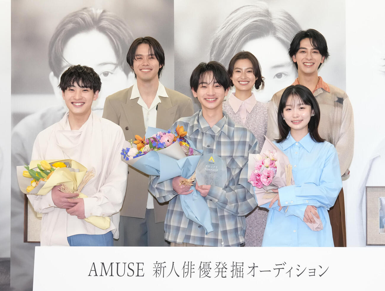 授賞式で笑顔を見せる、前列左から準グランプリの菊地颯一郎さん、グランプリの大友隆佑さん、審査員特別賞の髙橋泉さん、後列左から細田佳央太、恒松祐里、新原泰佑（撮影・足立雅史）