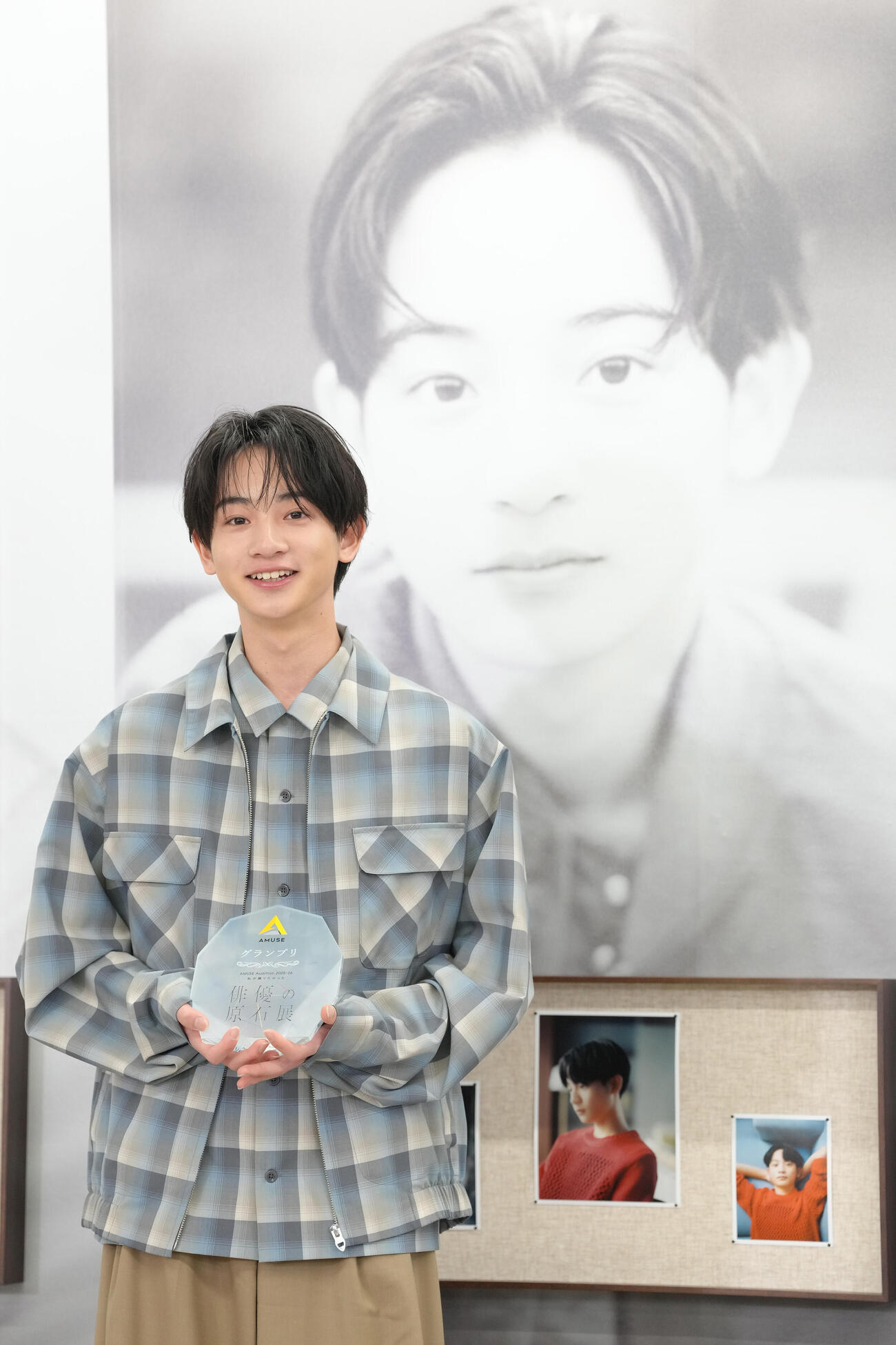 グランプリの大友隆佑さんは自身の写真の前で喜びを語る（撮影・足立雅史）