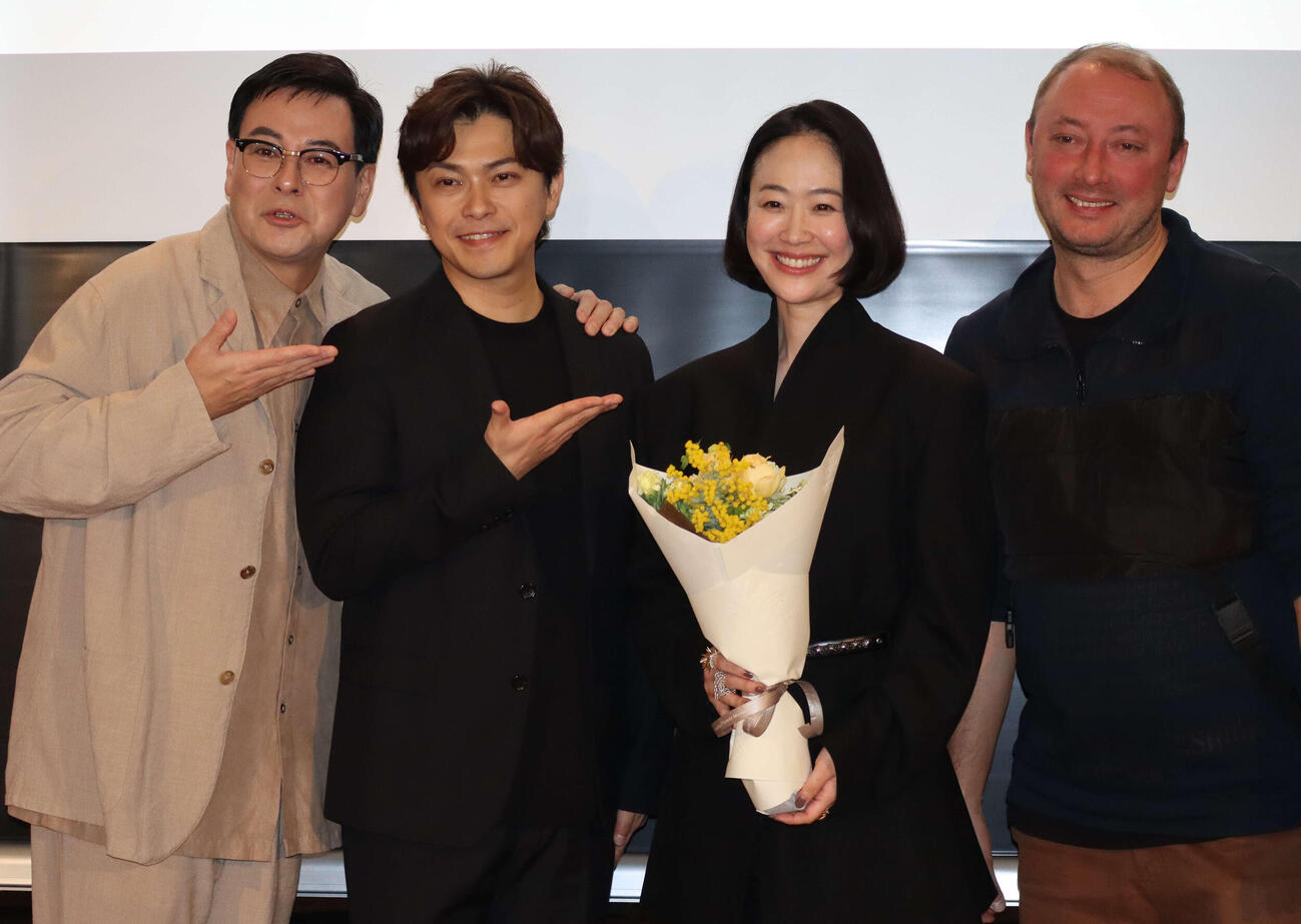 舞台「NORA」制作発表会見に出席した、左から鈴木浩介、勝地涼、黒木華、ティモフェイ・クリャービン氏