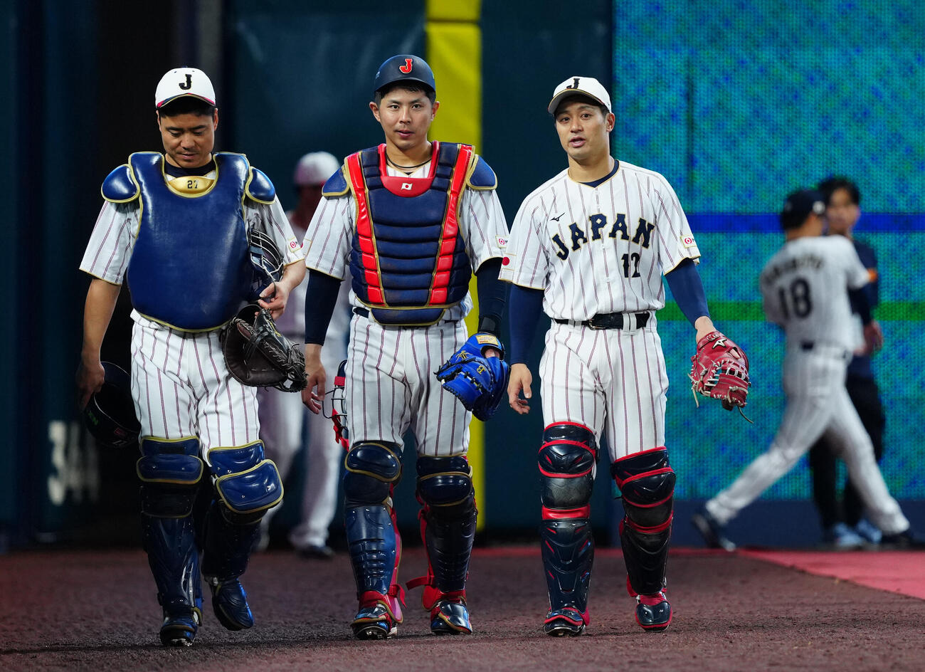 言葉を交わす捕手陣。右から坂本、若月、中村悠（撮影・垰建太）