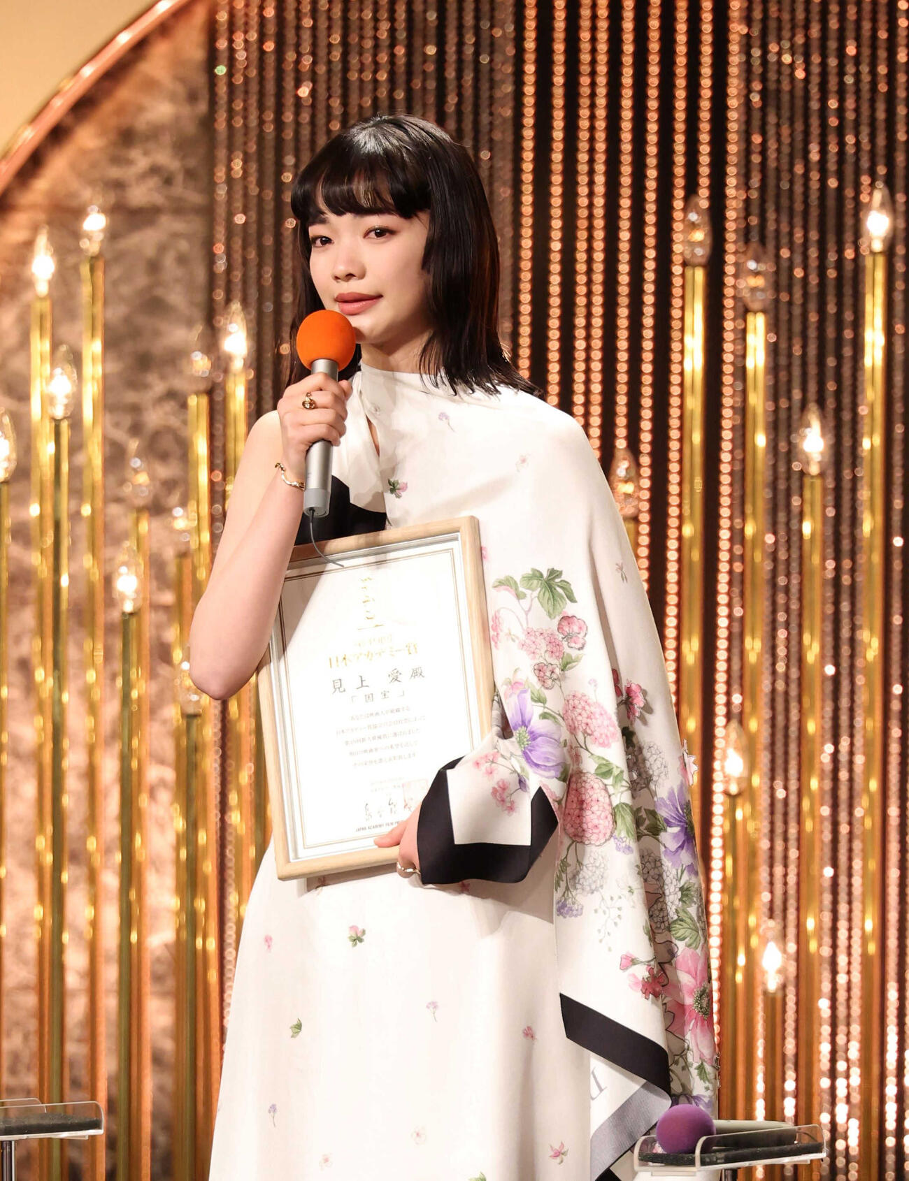 新人賞を受賞しスピーチする見上愛（代表撮影）