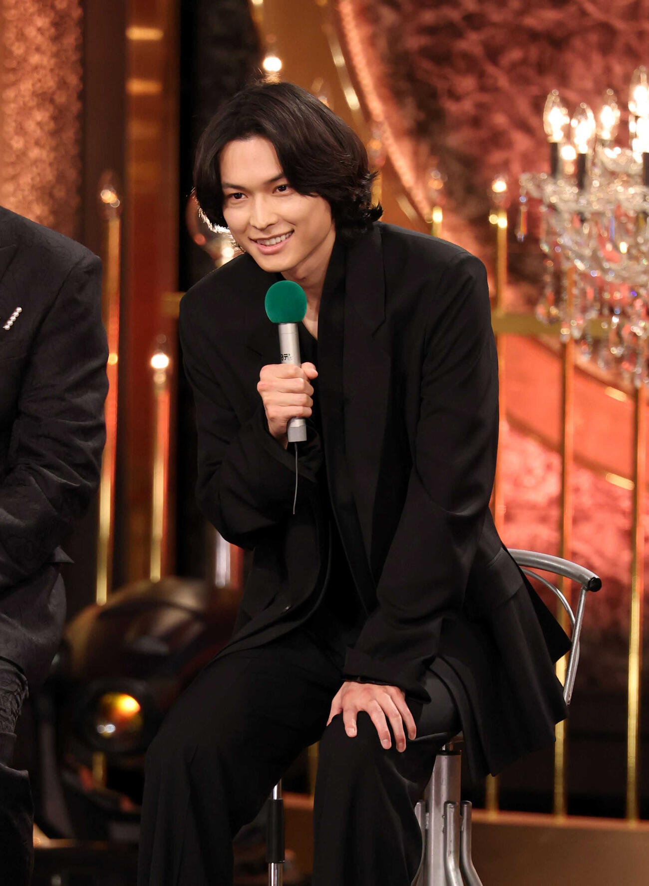 最優秀助演男優賞発表のステージで笑顔で話す松村北斗（代表撮影）