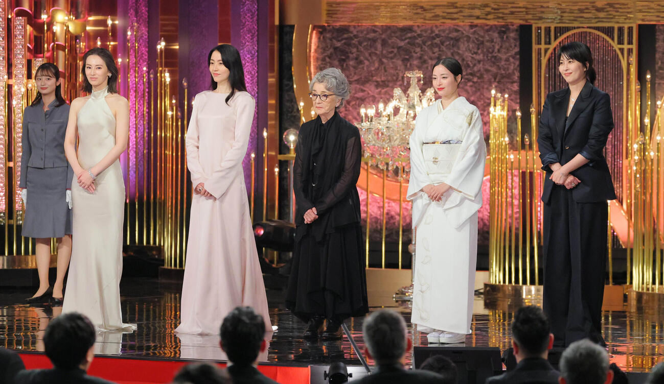 インタビューで登壇した（右から）松たか子、広瀬すず、倍賞千恵子、長澤まさみ、北川景子（代表撮影）