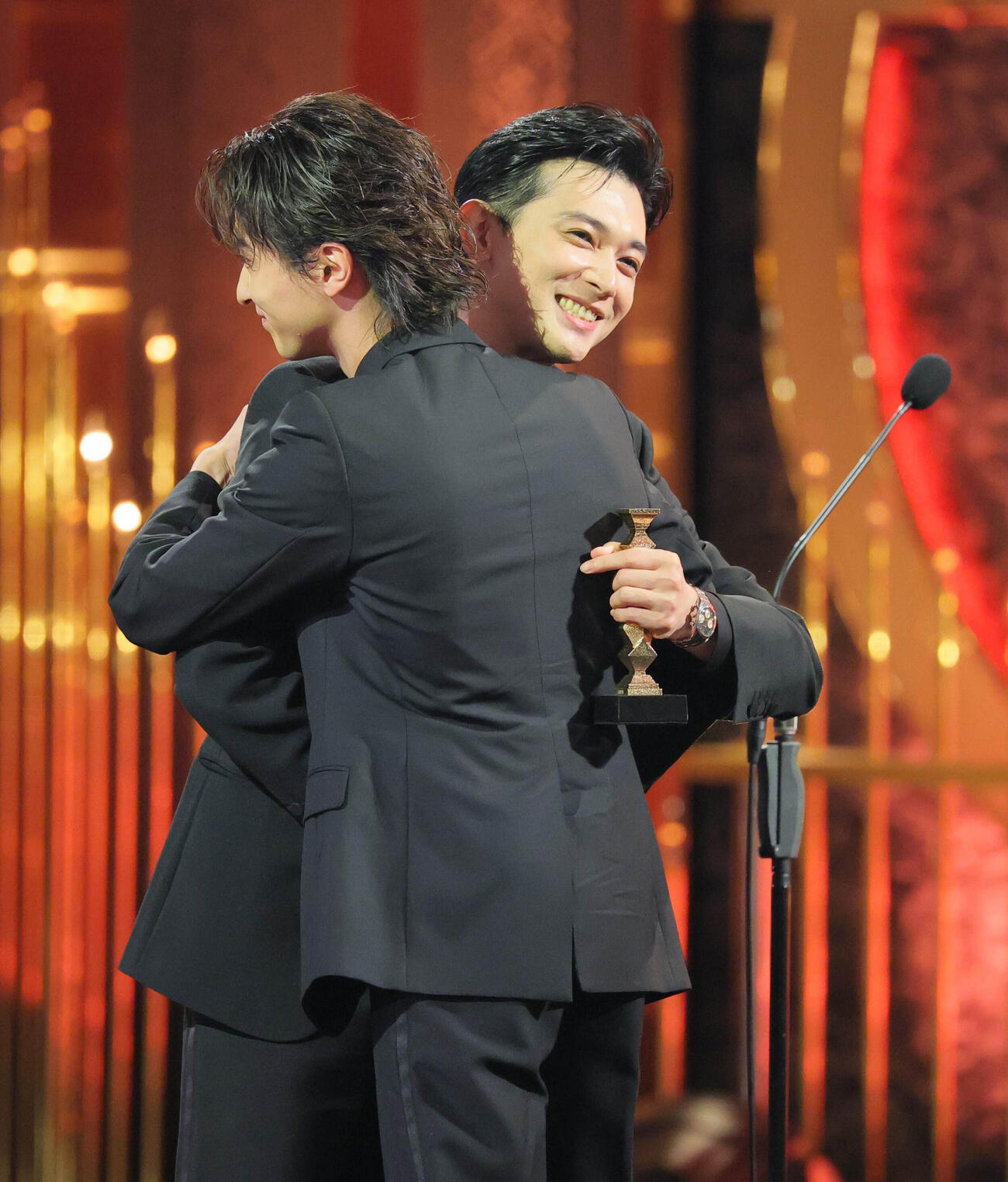最優秀主演男優賞を受賞した吉沢亮（右）はプレゼンターを務めた横浜流星と笑顔で抱き合う（代表撮影）