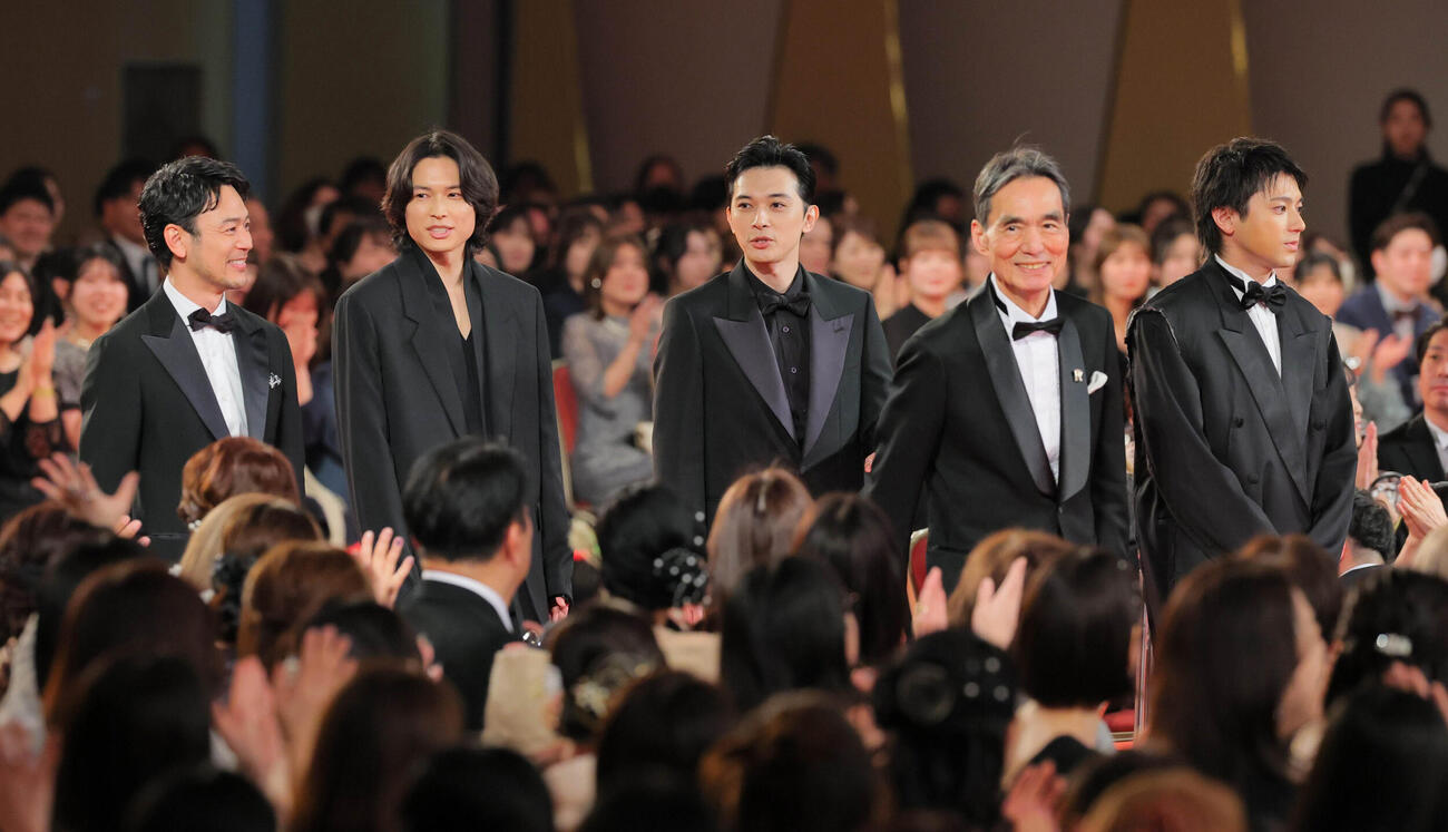 レッドカーペットを通り入場する優秀主演男優賞の（左から）妻夫木聡、松村北斗、吉沢亮、長塚京三、山田裕貴（代表撮影）