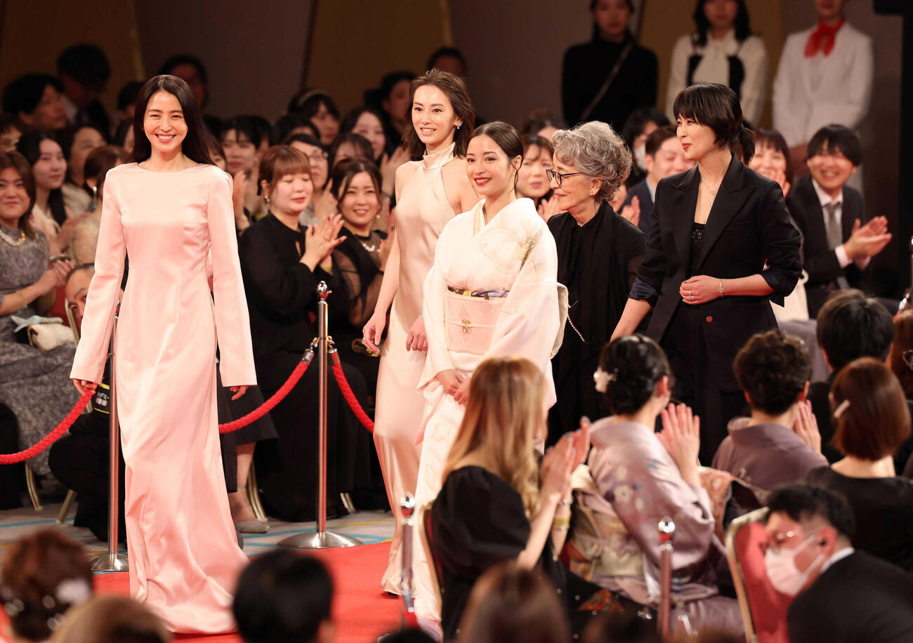 レッドカーペットを歩く（左から）長澤まさみ、北川景子、広瀬すず、倍賞千恵子、松たか子（代表撮影）
