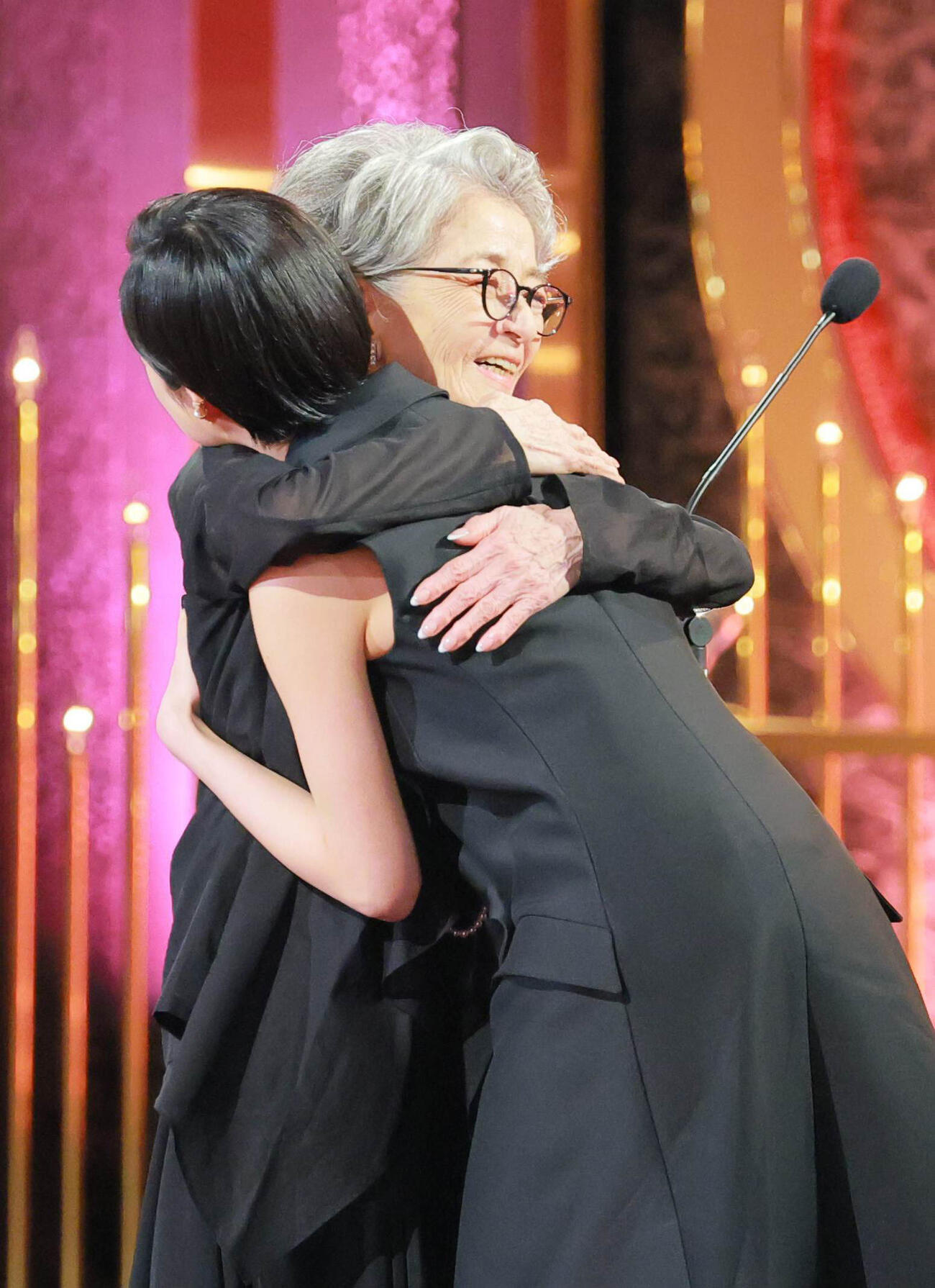 最優秀主演女優賞を受賞した倍賞千恵子（右）はプレゼンターを務めた河合優実と抱き合う（代表撮影）