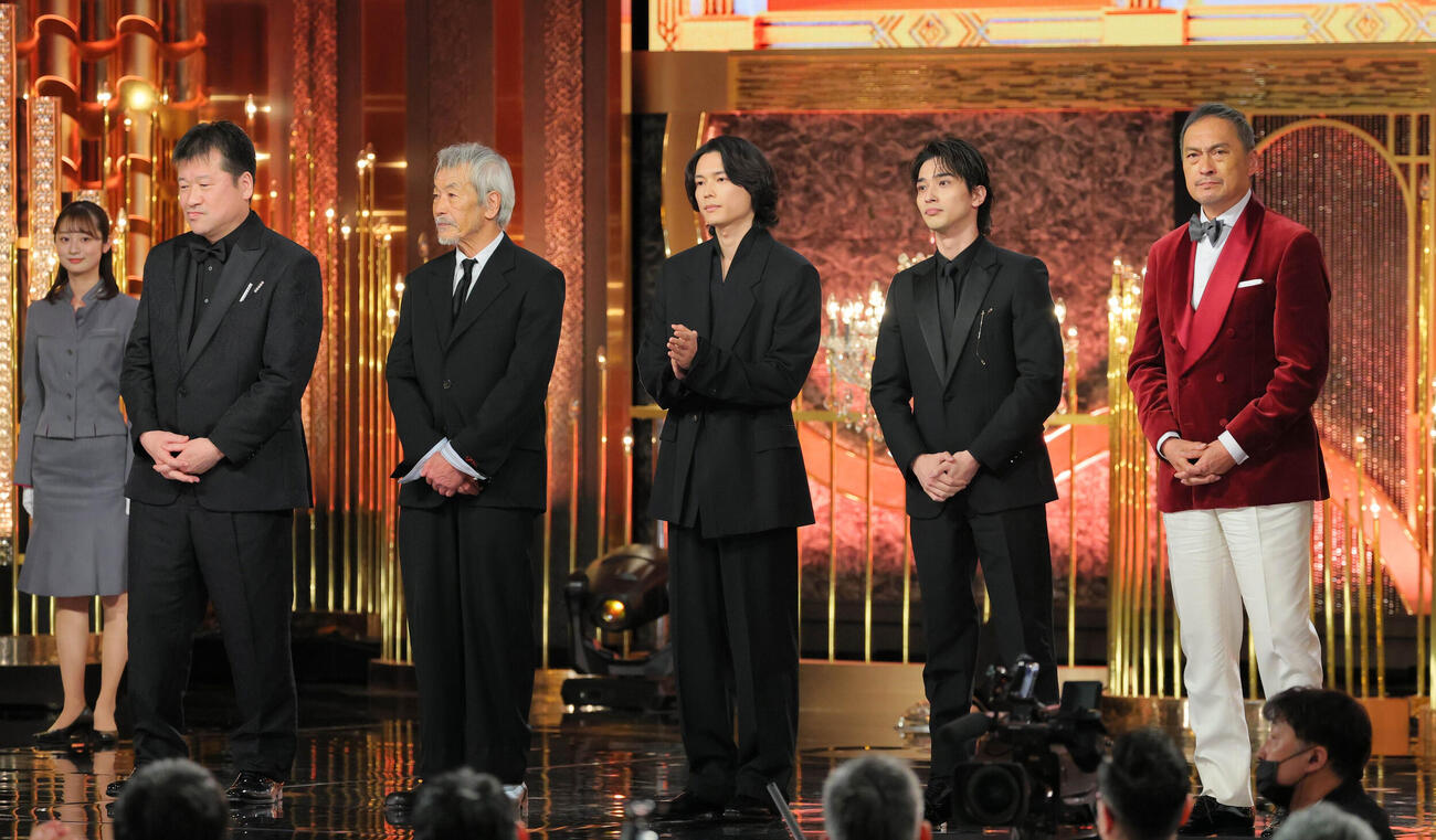 インタビューで登壇した（左から）佐藤二朗、田中泯、松村北斗、横浜流星、渡辺謙（代表撮影）